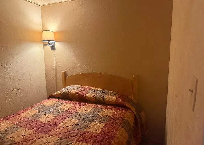 Economy Guest Village 汽车旅馆